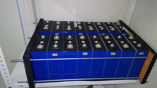 Nueva Instalacion aislada de 18 placas de 400 watios en cubierta invertida-bateria-1.jpg