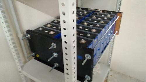 Nueva Instalacion aislada de 18 placas de 400 watios en cubierta invertida-bateria-3.jpg