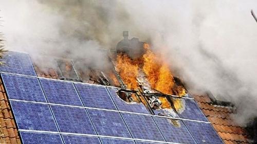 Peligros Vivir bajo placas solares?-solar_panel_fire_fct640x394x27_ct677x380.jpg