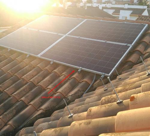 Protecciones anti-pajaros  para paneles solares-detalle-instalacion-malla-metalica-1-.jpg