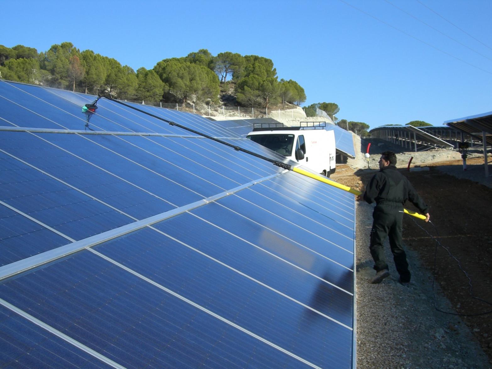 Se puede instalar placas solares sin legalizar