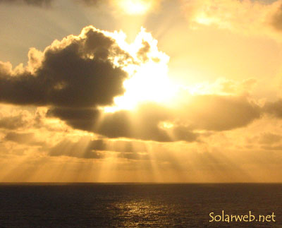 Foto de sol entre nubes